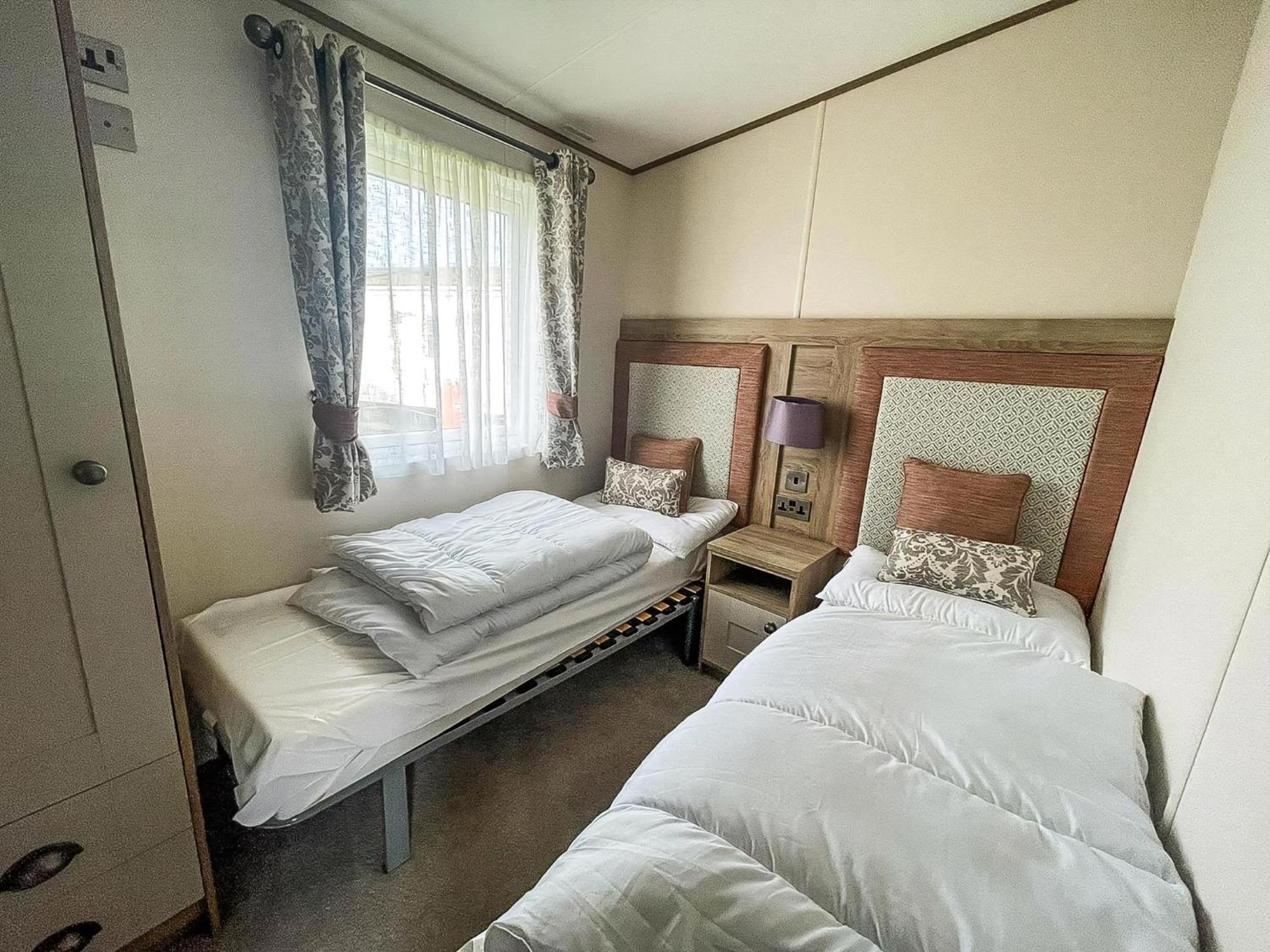 Stunning 8 Berth Caravan With Decking At Kessingland Beach Ref 90017D Benacre Kültér fotó