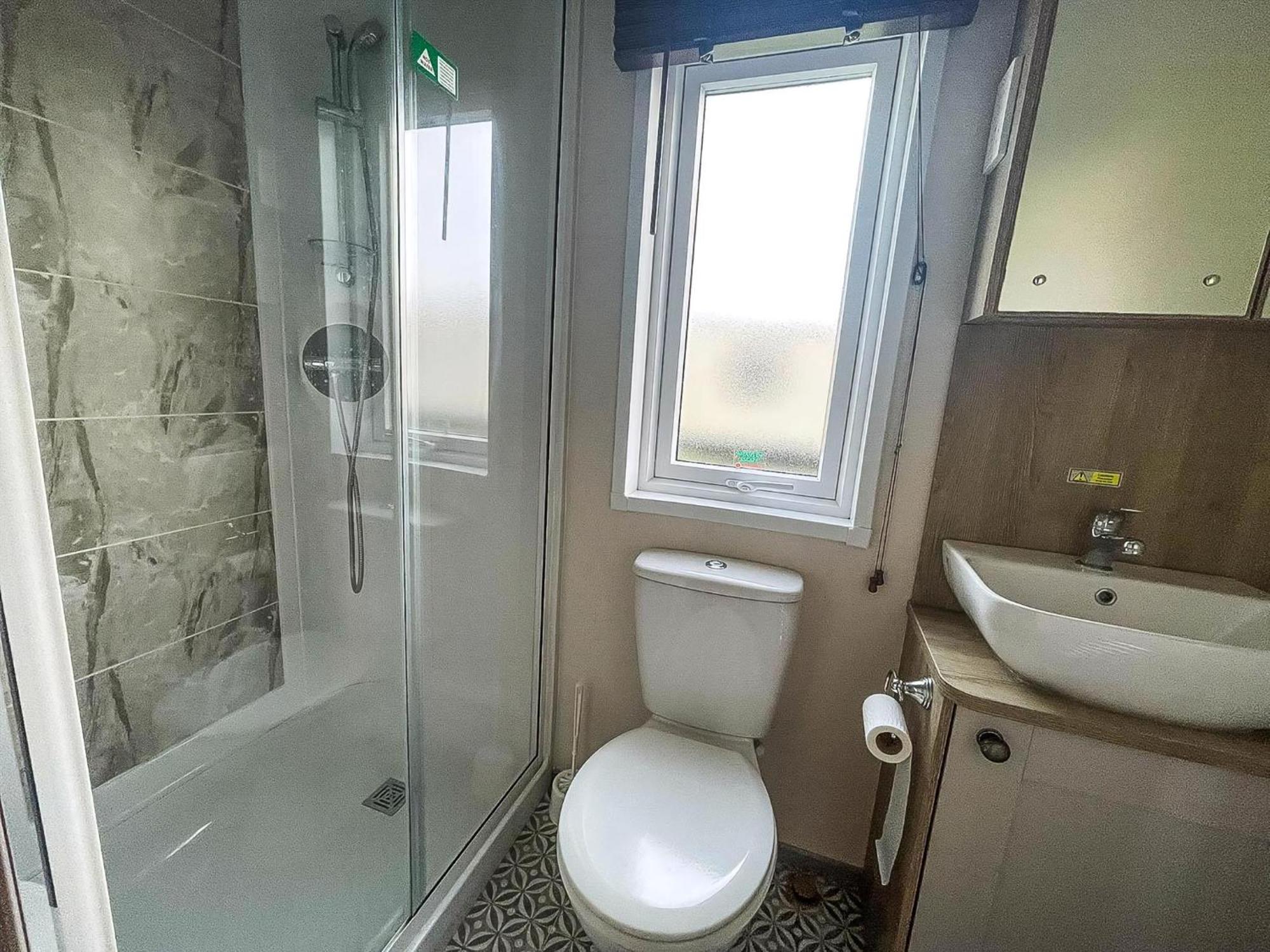 Stunning 8 Berth Caravan With Decking At Kessingland Beach Ref 90017D Benacre Kültér fotó