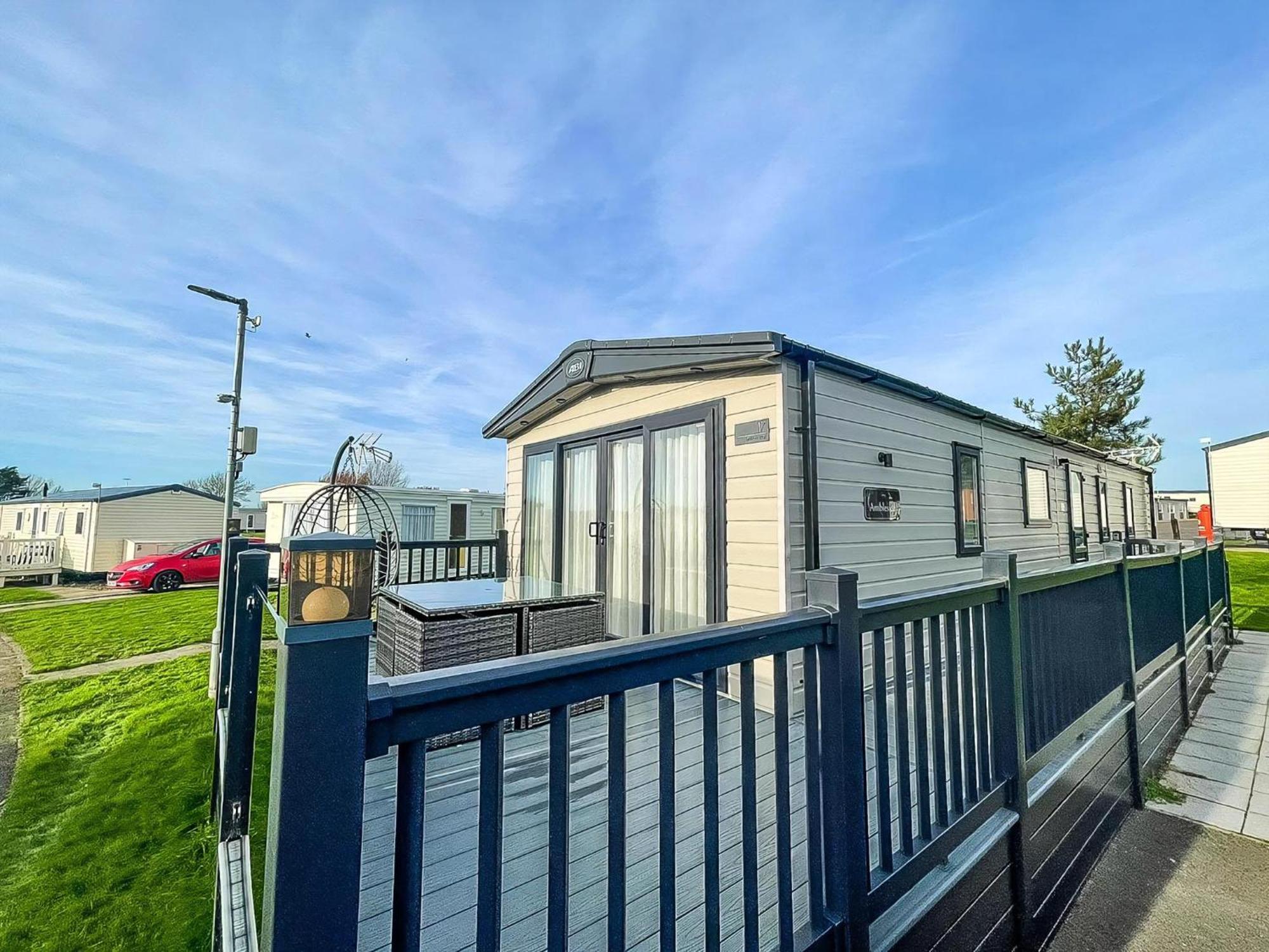 Stunning 8 Berth Caravan With Decking At Kessingland Beach Ref 90017D Benacre Kültér fotó